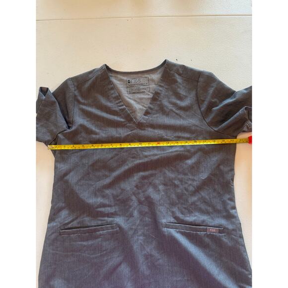 FIGS Technical Collection Gray Short Sleeve Scrub Top Sz M 2 Lower Pockets - Picture 4 of 5